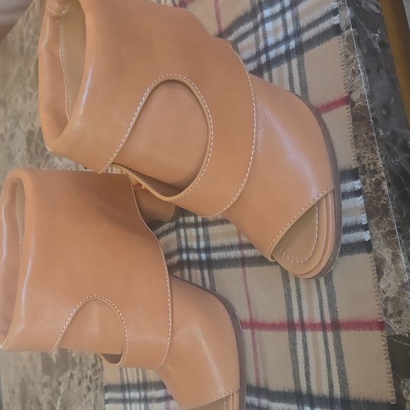 Burberry Camel Leather Boots Small Heel BEAUTIFUL COLOR - Picture 1 of 6